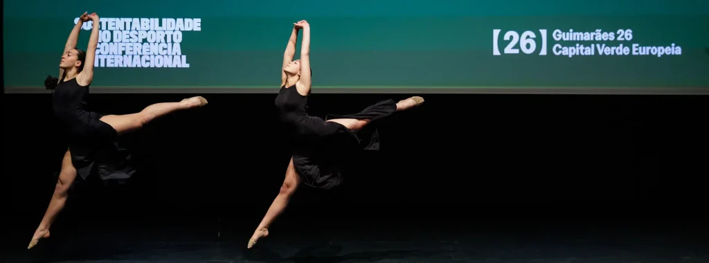 duas jovens a fazer um movimento de dança