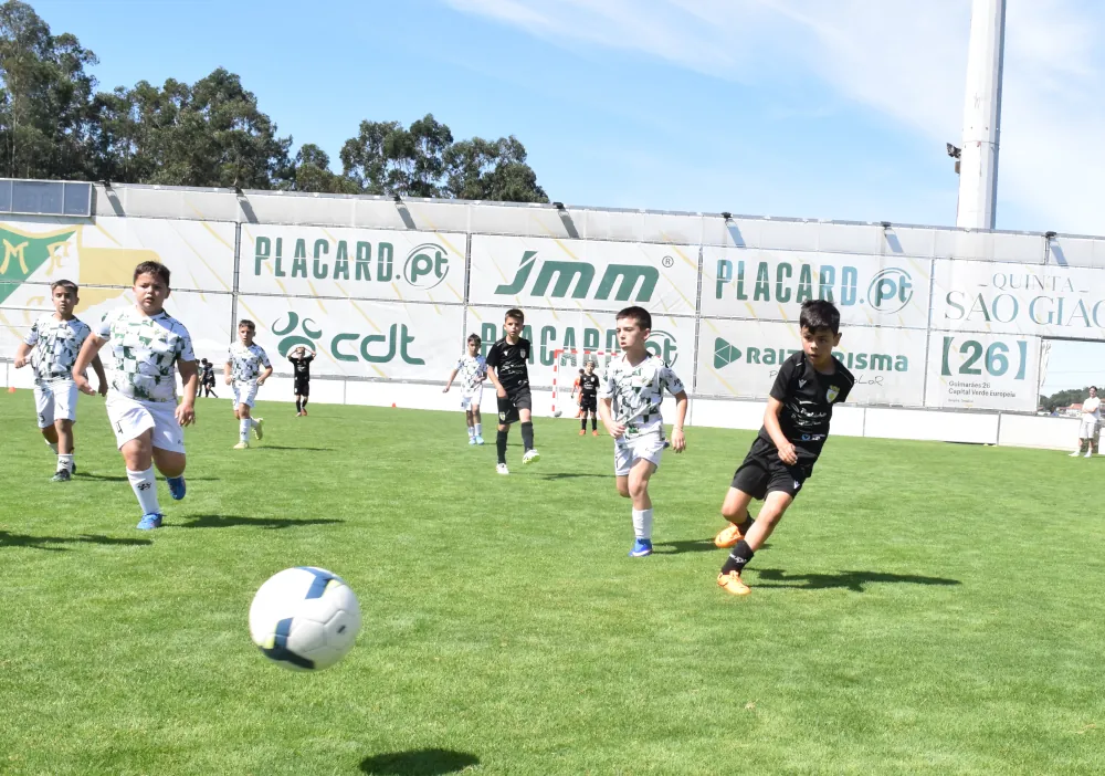 criança a chutar a bola