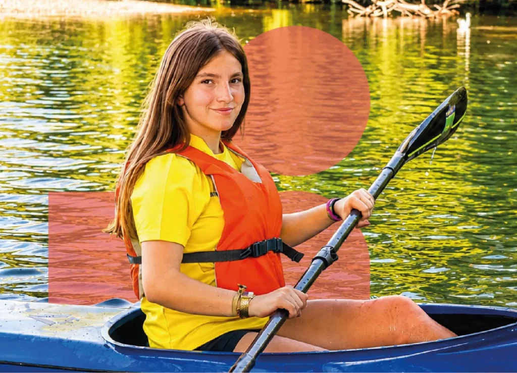 Menina a andar de kayak