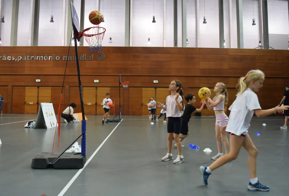 criança a fazer lançamento de basquete