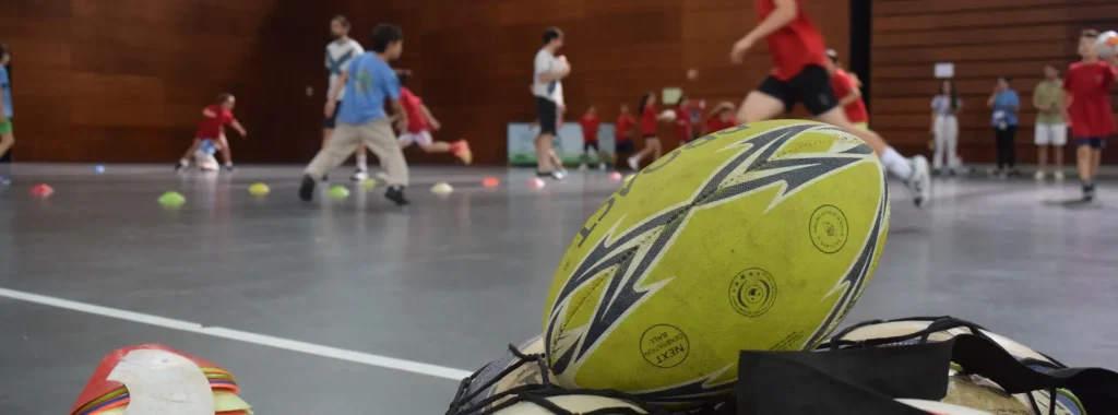 Bola de rugby com jogadores ao fundo