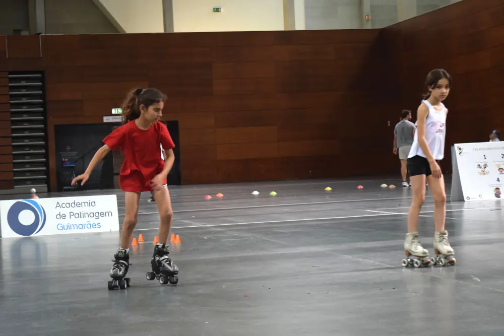 Duas meninas a patinar