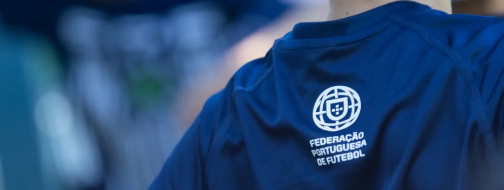 rapaz com camisola da fpf de costas